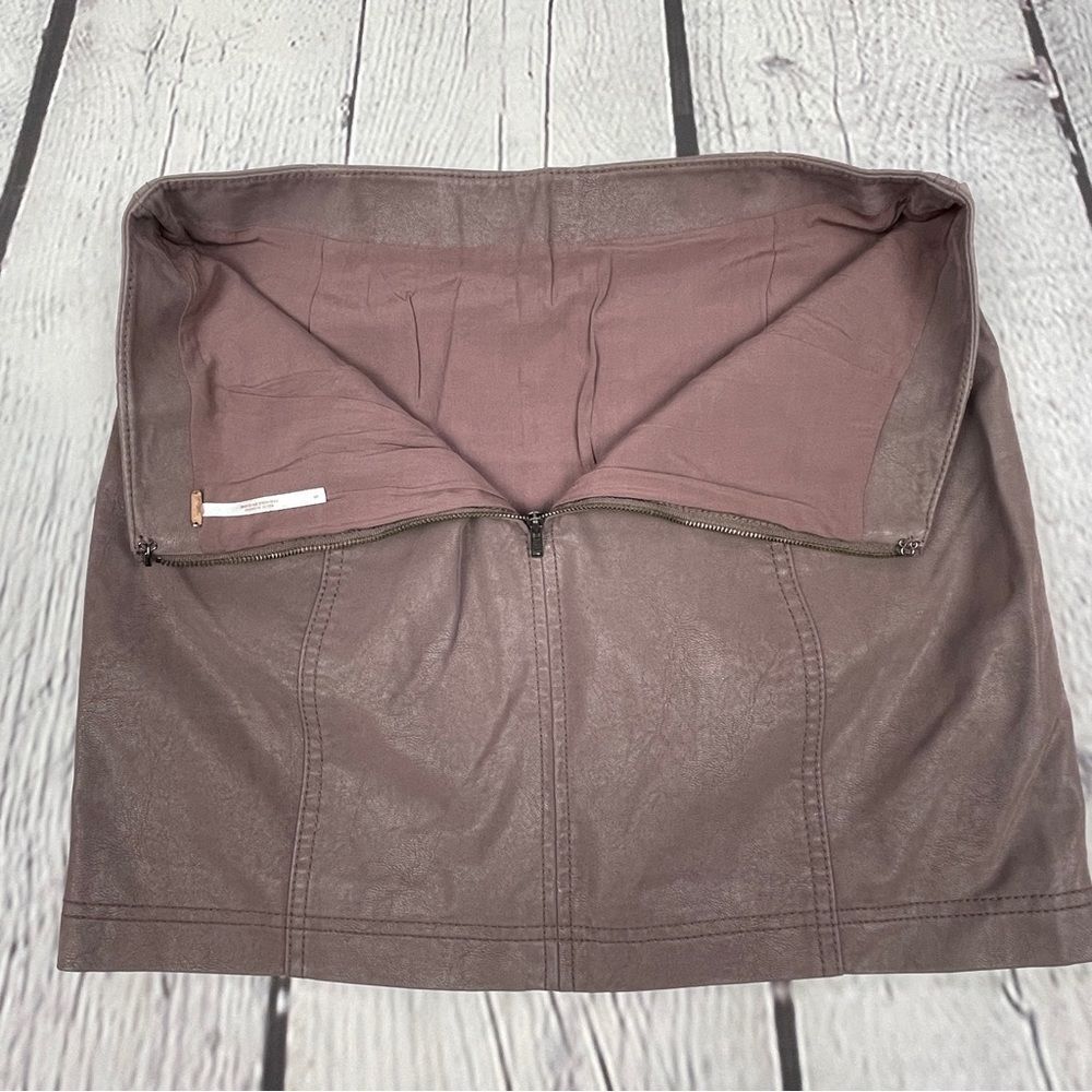 FREE PEOPLE faux leather dusty rose mini skirt, size 6 - Picture 5 of 15